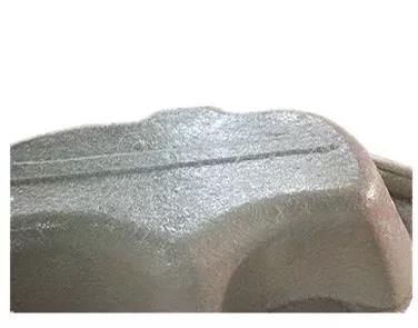 用樹脂和玻璃纖維復合在浴缸胚料的底部，使成型產品有足夠的強度