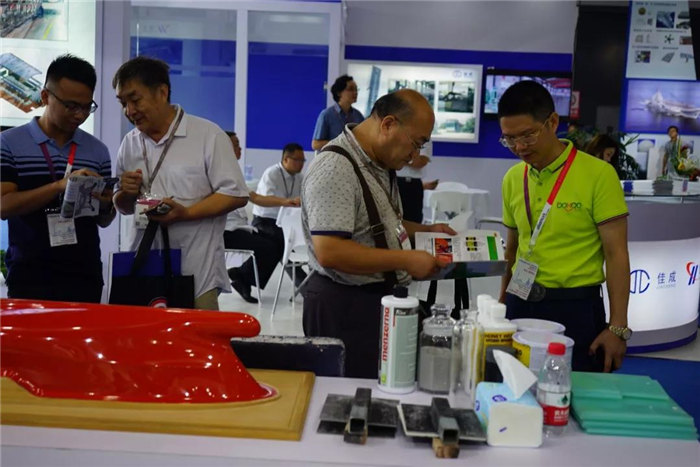 廣東博皓團隊耐心為不斷前來領取資料有意咨詢的賓客進行耐心講解，始終堅持用專業(yè)的技術知識為客戶提供最優(yōu)的解決方案-1