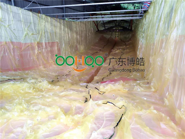完成鋪層后，用真空袋覆蓋好