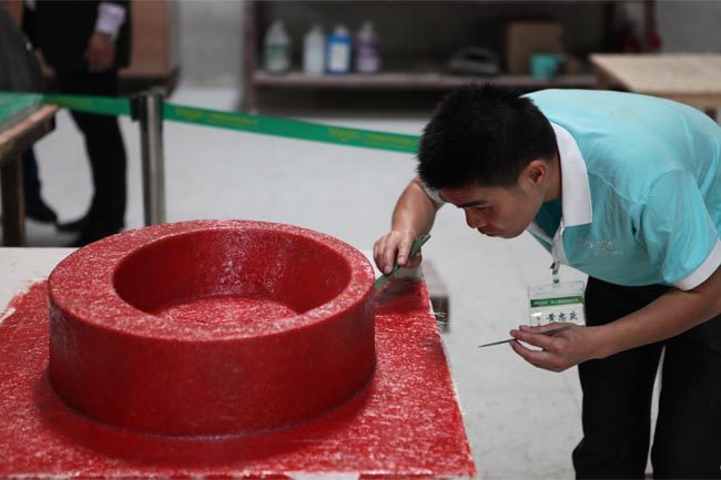 對(duì)表面層進(jìn)行排氣泡、除毛刺