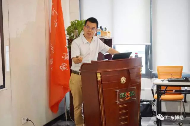 金陵力聯思有限公司工程師徐秀華講解《樹脂、膠衣產品知識及應用》